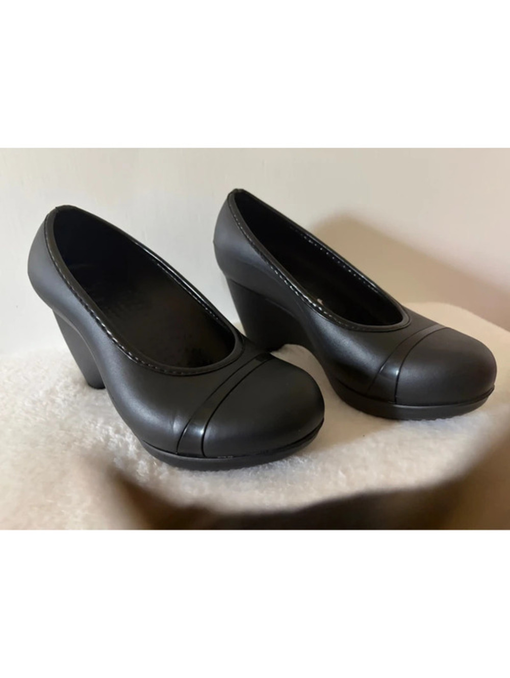 Crocs Womens 7 Black Closed Toe Wedge Pumps Heels Slip On Comfort NWOT